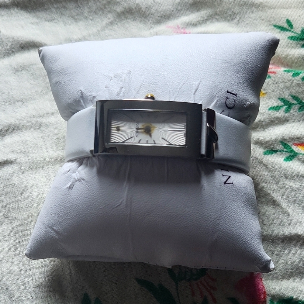 NO BATTERY!! Nina Ricci Watch
